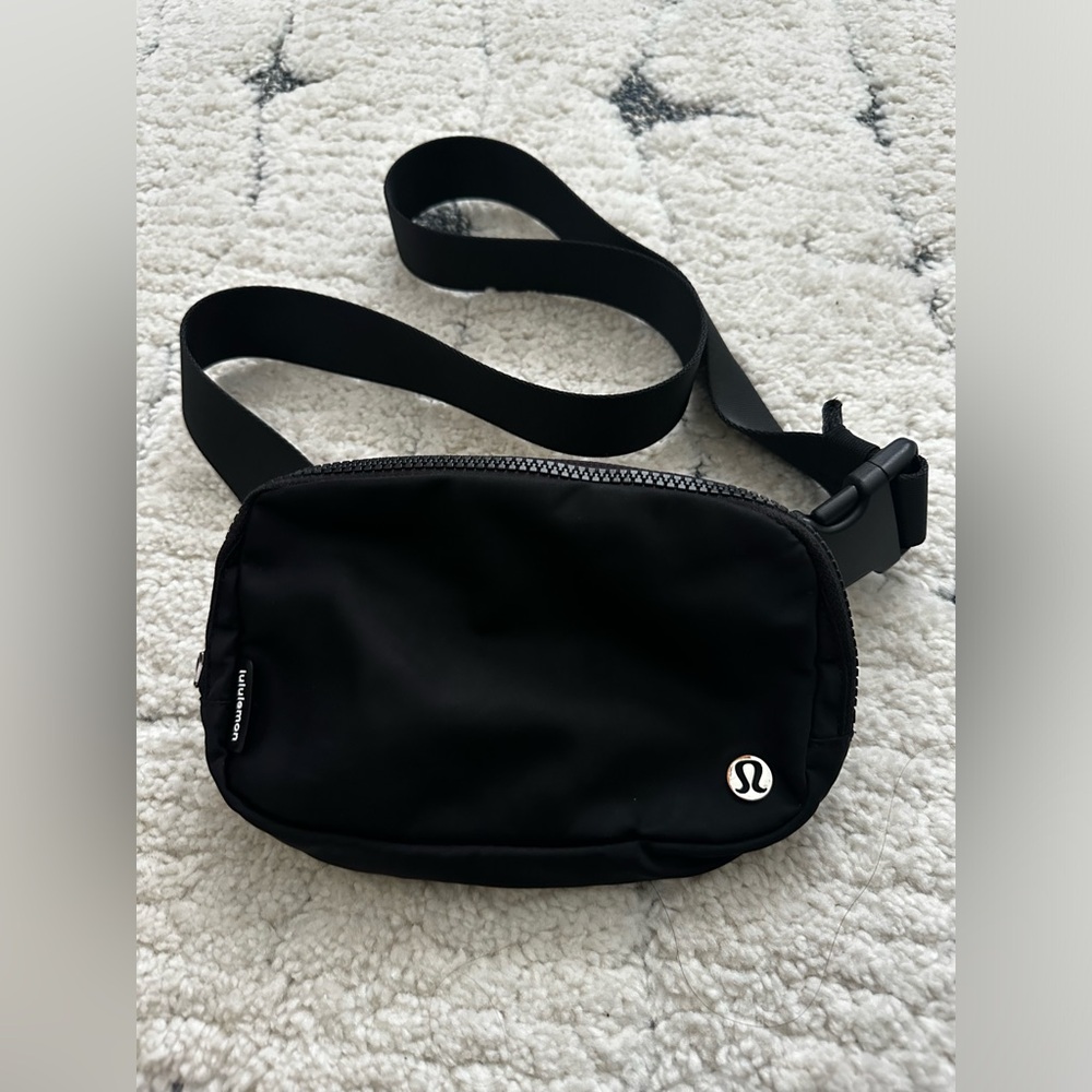 Lululemon everywhere belt bag
